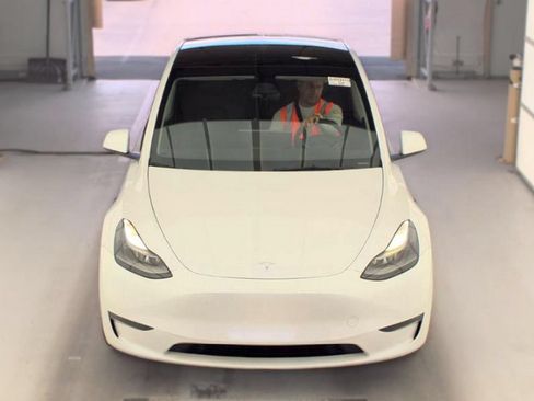 Used 2023 Tesla Model Y Long Range AWD/4WD image 2