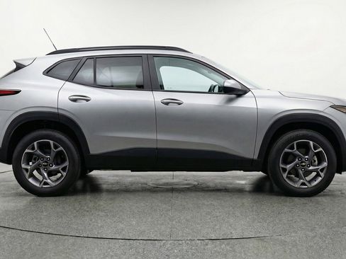 Used 2025 Chevrolet Trax LT FWD image 11