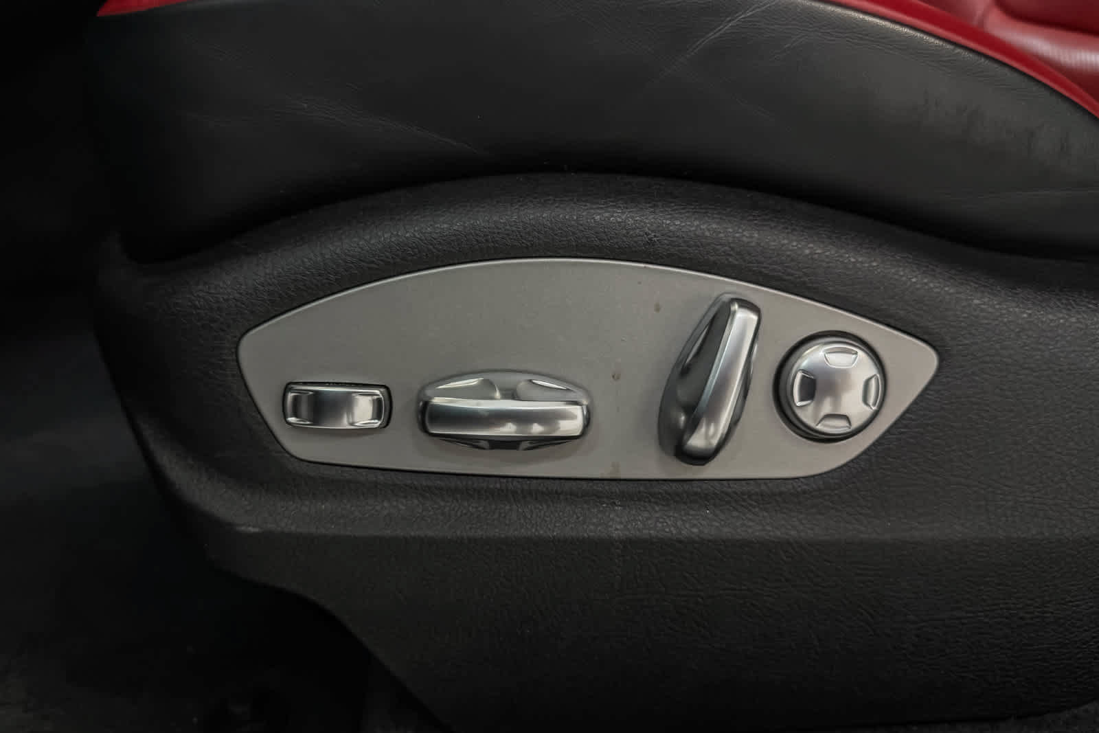 Certified 2024 Porsche Macan AWD/4WD image 24