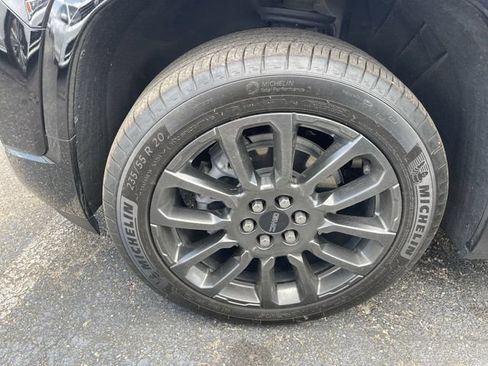 Used 2022 GMC Acadia Denali w/ Black Diamond Edition FWD image 2