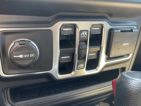 Used 2020 Jeep Wrangler Unlimited Sahara AWD/4WD image 15