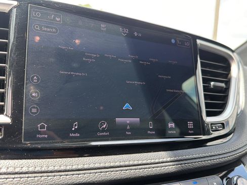 Used 2024 Chrysler Pacifica Limited FWD image 23