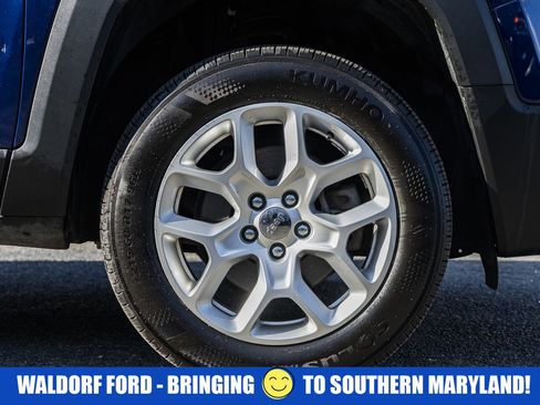 Used 2017 Jeep Renegade Latitude w/ Cold Weather Group image 17