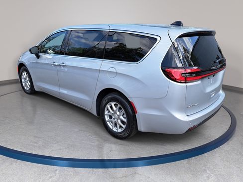New 2026 Chrysler Pacifica Select image 8