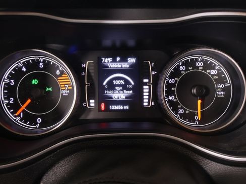 Used 2019 Jeep Cherokee Latitude w/ Popular Appearance Group FWD image 4