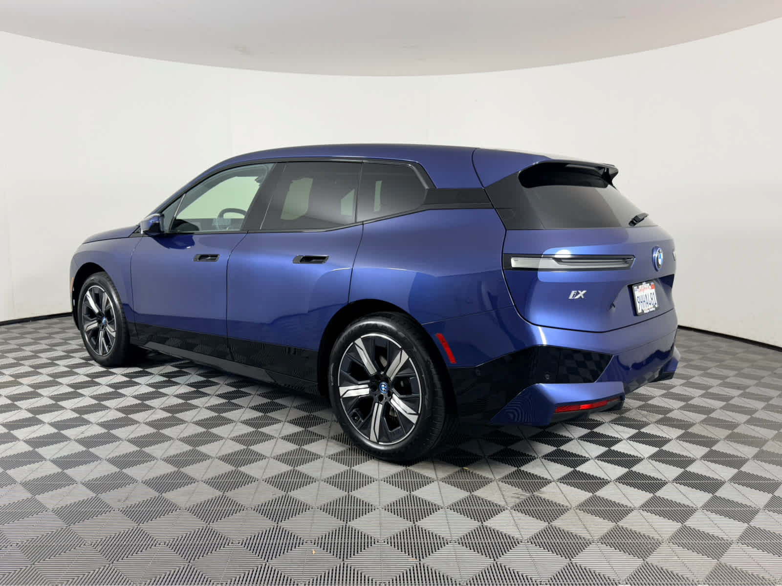Used 2024 BMW iX xDrive50 w/ Sport Package AWD/4WD image 5