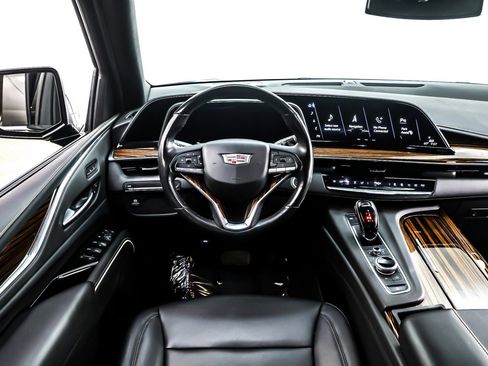 Used 2024 Cadillac Escalade ESV Luxury image 5