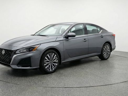 Used 2025 Nissan Altima 2.5 SV image 3