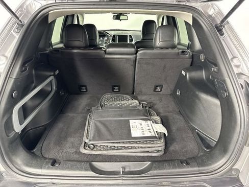 Used 2018 Jeep Cherokee Latitude Plus w/ Cold Weather Group AWD/4WD image 32