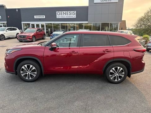 Used 2023 Toyota Highlander XLE AWD/4WD image 5