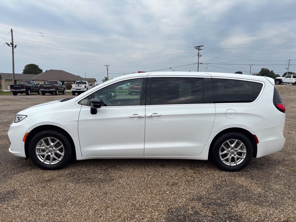 Used 2025 Chrysler Pacifica Select FWD image 2