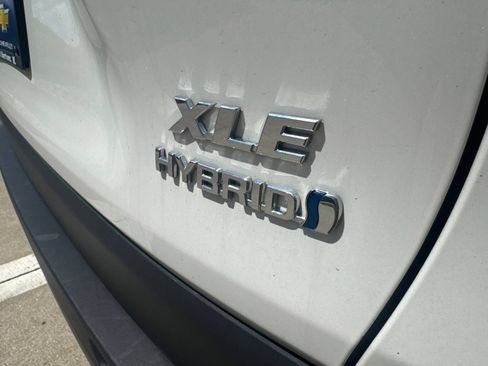 Used 2022 Toyota RAV4 XLE Premium AWD/4WD image 8
