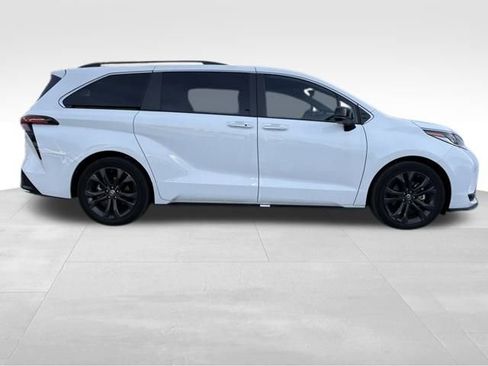 Used 2022 Toyota Sienna XSE image 4