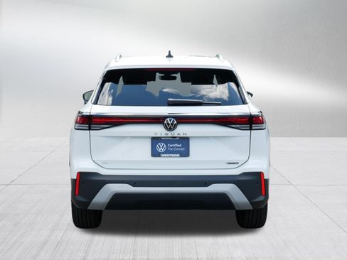 Certified 2025 Volkswagen Tiguan SE w/ Panoramic Sunroof Package AWD/4WD image 6