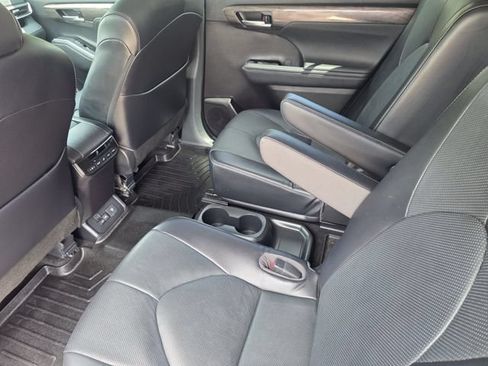 Used 2022 Toyota Highlander Limited AWD/4WD image 18
