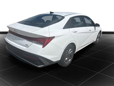 Used 2025 Hyundai Elantra Blue image 3