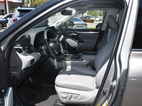 New 2026 Toyota Highlander Limited AWD/4WD image 3