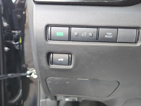 Used 2025 Nissan Sentra SV image 16