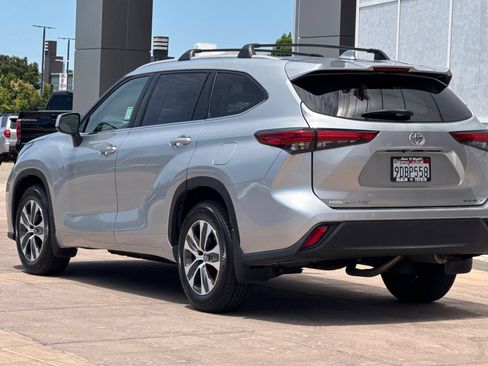 Used 2022 Toyota Highlander XLE AWD/4WD image 6