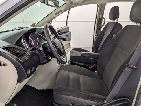 Used 2019 Dodge Grand Caravan SE FWD image 16