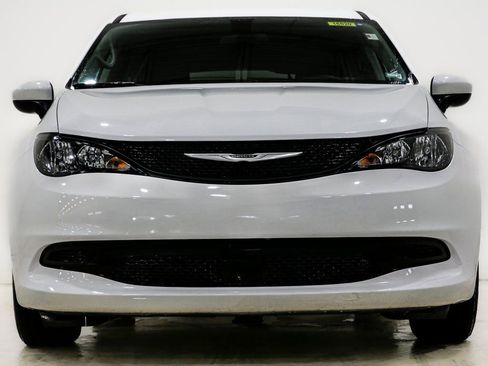 Used 2022 Chrysler Voyager LX image 2