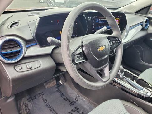 Used 2025 Chevrolet Trax LT FWD image 7
