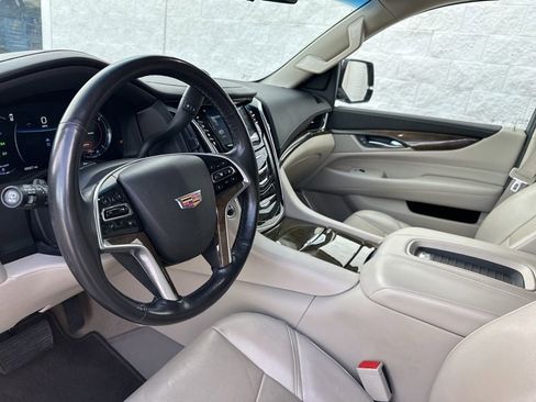 Used 2019 Cadillac Escalade ESV Premium Luxury AWD/4WD image 16
