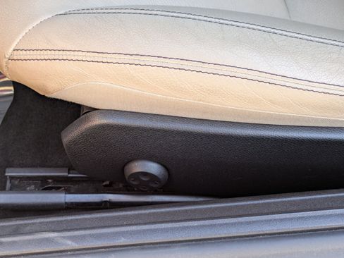 Used 2013 Mercedes-Benz SLK 250 image 19