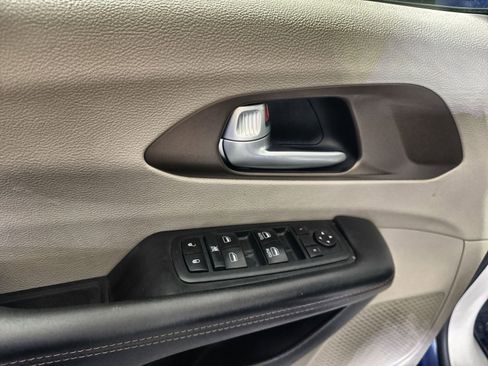 Used 2018 Chrysler Pacifica Touring Plus w/ Tire & Wheel Group image 15