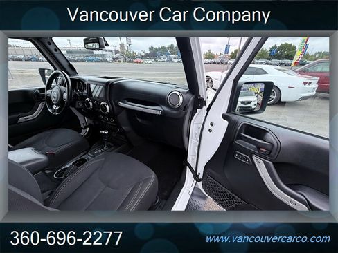 Used 2018 Jeep Wrangler Unlimited Sahara AWD/4WD image 16