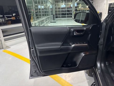 Used 2021 Toyota Tacoma TRD Off-Road image 10