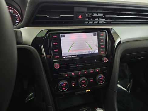 Used 2021 Volkswagen Passat 2.0T SE image 42