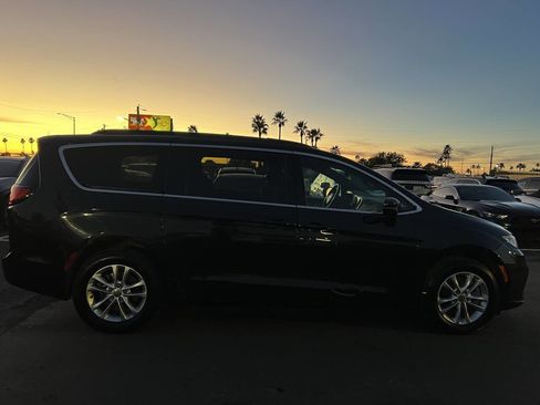 Used 2022 Chrysler Pacifica Touring image 6