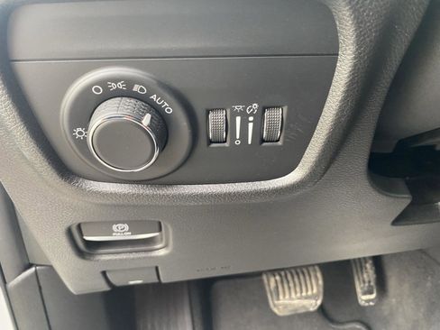 Used 2022 Jeep Grand Cherokee Laredo w/ Luxury Tech Group I image 17