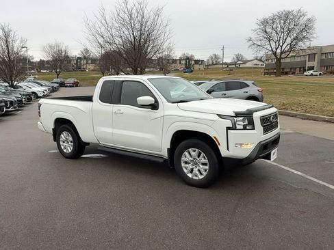 Used 2022 Nissan Frontier SV image 2