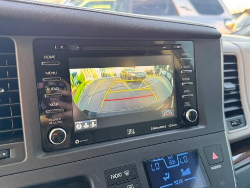 Used 2019 Toyota Sienna Limited Premium image 21