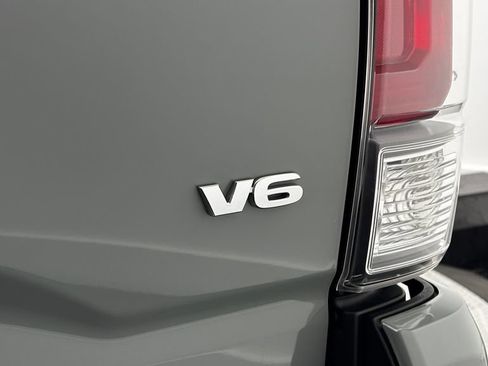 Used 2022 Toyota Tacoma TRD Sport AWD/4WD image 11