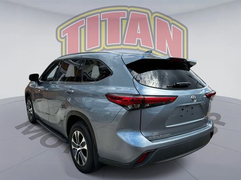 Used 2020 Toyota Highlander XLE AWD/4WD image 4