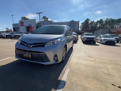 Used 2020 Toyota Sienna XLE image 2