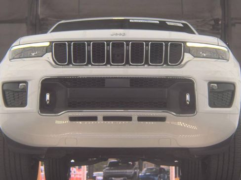 Used 2024 Jeep Grand Cherokee Overland AWD/4WD image 2