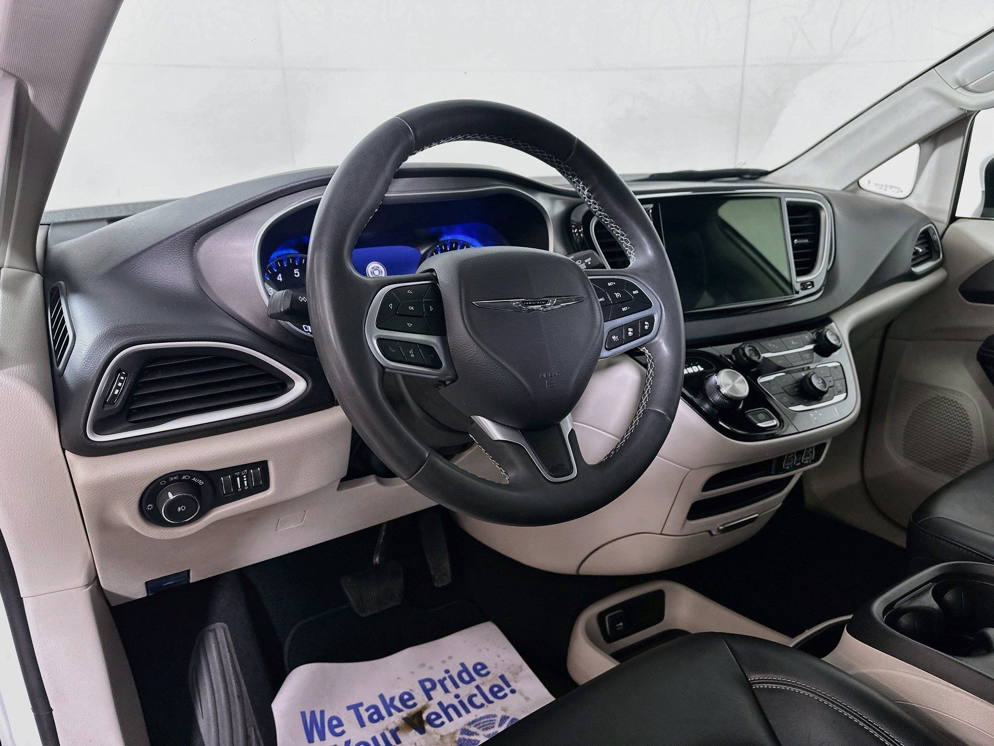 Used 2023 Chrysler Pacifica Touring-L FWD image 9