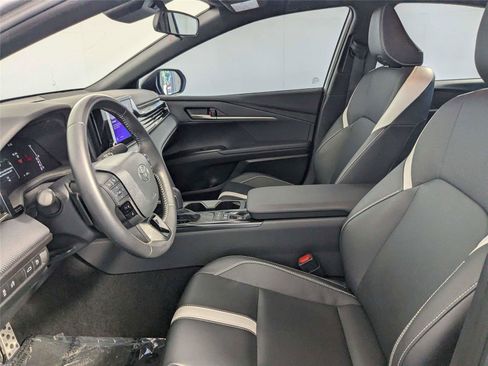 Used 2025 Toyota Camry SE FWD image 9