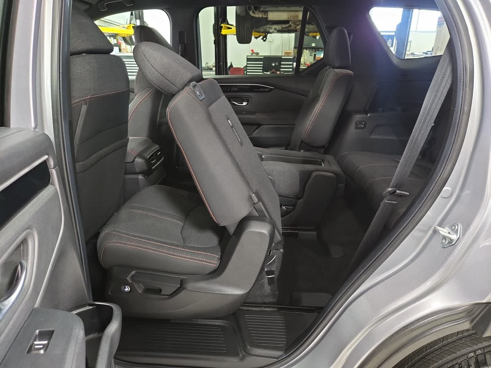 Used 2025 Honda Pilot Sport image 23