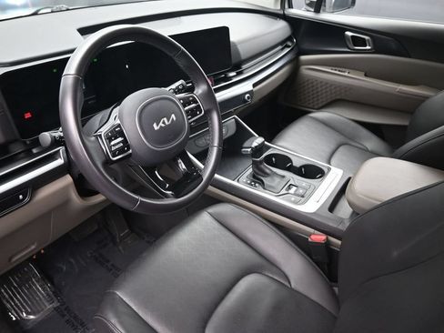 Used 2025 Kia Carnival FWD image 19