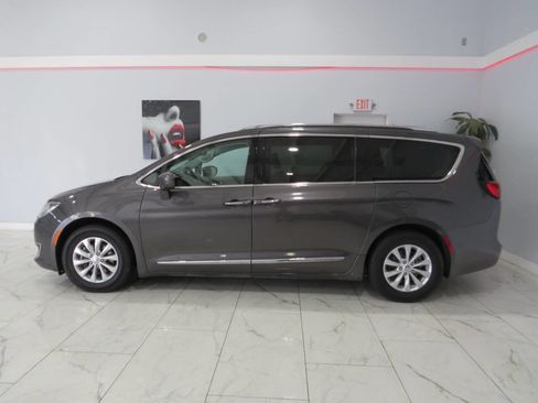 Used 2019 Chrysler Pacifica Touring-L FWD image 7