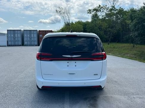 Used 2024 Chrysler Pacifica Touring-L FWD image 4