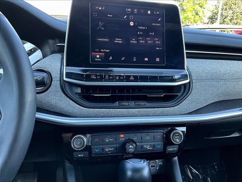 Used 2025 Jeep Compass Latitude w/ Sun & Sound Group AWD/4WD image 18