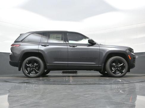 New 2025 Jeep Grand Cherokee Altitude AWD/4WD image 16