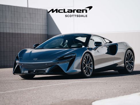 Used 2023 McLaren Artura RWD image 3