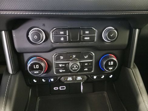 Used 2024 Chevrolet Tahoe Premier AWD/4WD image 21